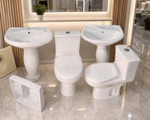 Ensemble sanitaire complet en céramique blanche (WC, lavabos, receveur)